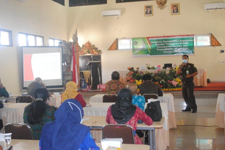KASI INTELIJEN KEJARI KARANGASEM MENJADI NARASUMBER DALAM KEGIATAN PENINGKATAN KEPATUHAN PELAYANAN PUBLIK, PENCEGAHAN KORUPSI DAN PENGENDALIAN GRATIFIKASI YANG DISELENGGARAKAN OLEH KEMENTERIAN AGAMA