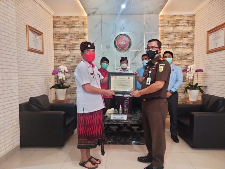 KAJARI KARANGASEM MENERIMA PENGHARGAAN DARI BUPATI KARANGASEM ATAS KEBERHASILAN MENYELAMATKAN ASET DAERAH SENILAI 69 MILYAR