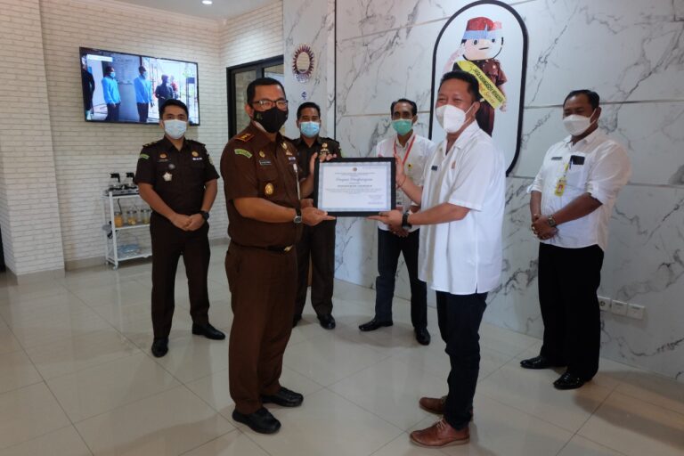 KAJARI KARANGASEM MENERIMA PENGHARGAAN DARI BADAN PERTANAHAN NASIONAL (BPN) KAB. KARANGASEM