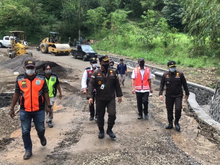 KAJARI KARANGSEM MELAKUKAN SIDAK TERHADAP PROYEK PEMBANGUNAN YANG ADA DI PELOSOK UTARA GUNUNG AGUNG