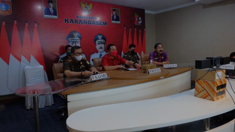 KEPALA KEJAKSAAN NEGERI KARANGASEM BERSAMA DENGAN KEPALA SEKSI TINDAK PIDANA UMUM, MEMBUKA SOSIALISASI RUMAH RESTORATIF JUSTICE, (26/4)