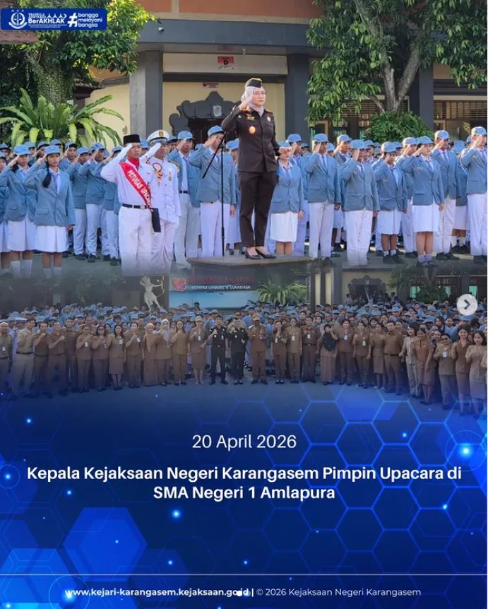 KEPALA KEJAKSAAN NEGERI KARANGASEM PIMPIN UPACARA DI SMA NEGERI 1 AMLAPURA